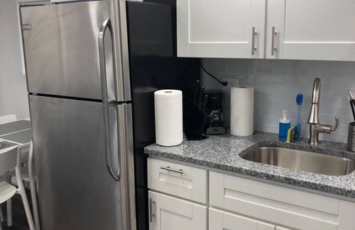 Industry Apartamento | 1703 2H · Splendorous 2bed Apt / 20 min a NYC-Parking Avail