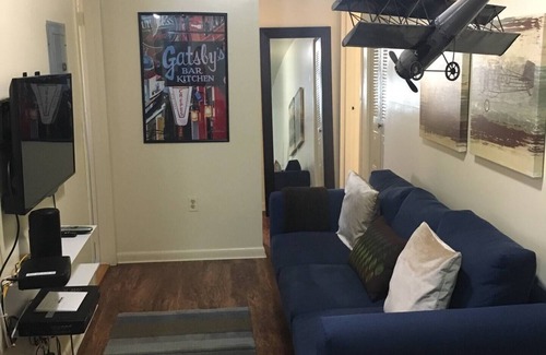 Industry Apartamento | 1715 1F · Cómodo para familias / Estacionamiento Avail-20Min to NYC