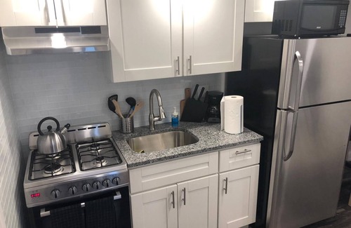 Industry Apartamento | 1715 1H · Homey 2 bed Apt20 min to NYC-Parking Avail