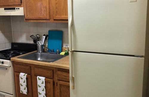 North Bergen Apartamento | Cool Pop Art 2bed Apt-20min NYC Estacionamiento disponible