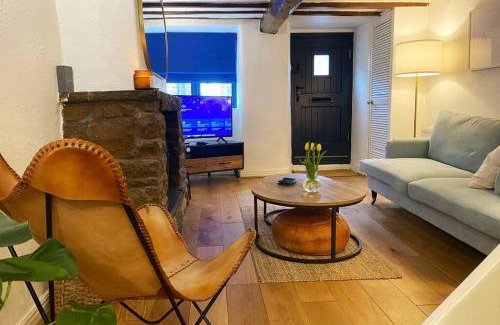 Upholland Casa | 1750's cottage with open fire and beams