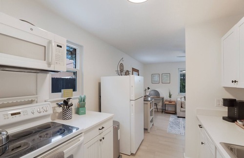 Laurel Park Cabaña | 1767-Near Beaches-Downtown-Full Kitchen-Cozy