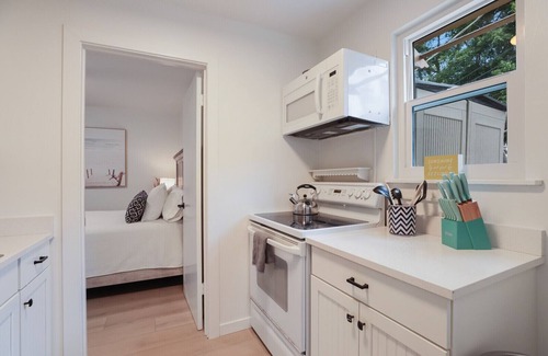 Laurel Park Cabaña | 1767-Near Beaches-Downtown-Full Kitchen-Cozy