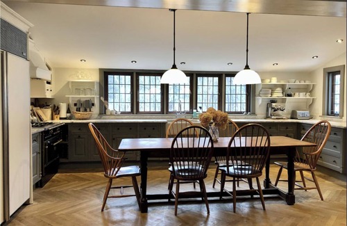 Stockbridge Casa | 1780 Colonial Hilltop Manor - Amazing location