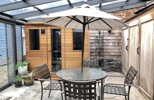 Stockbridge Casa | 1780 Colonial Hilltop Manor - Amazing location