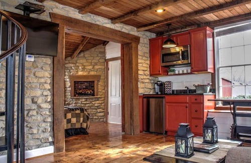 St. Charles Casa | de 1790, renovado granero, Histórico Main Street St. Charles, con 8 persona jacuzzi!