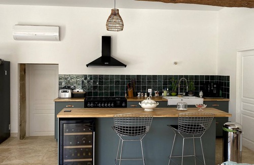 Saint-Etienne-du-Gres Otro | 17th century farmhouse between Avignon and Arles / 14 people