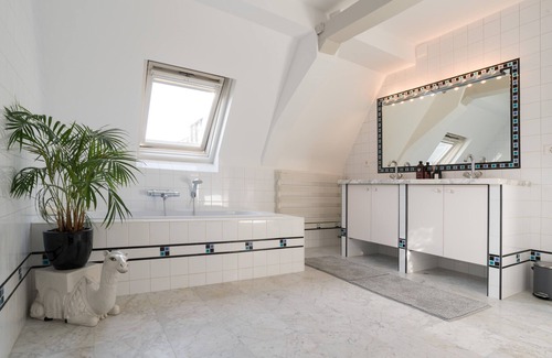 Amstelveld Casa | 17th Century Canal Apartment with Roof Terrace