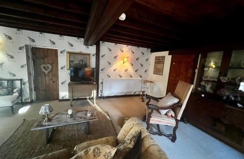 Cowbridge Casa | 17th century cottage on farm in Vale of Glamorgan