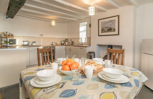 Dyffryn Ardudwy Cabaña | 17th Century Holiday cottage with hot tub and sea views in Dyffryn Ardudwy Snowdonia | Y-Felin