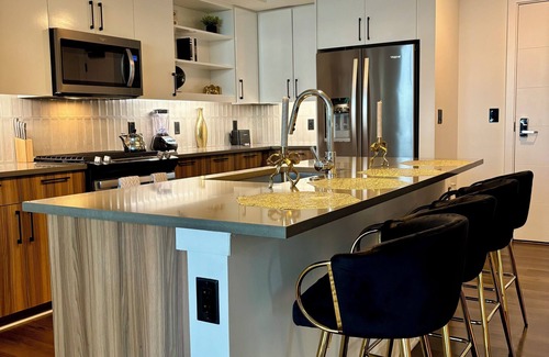 Midtown Apartamento | 17th Floor Luxe Midtown Views + Pool + Gym