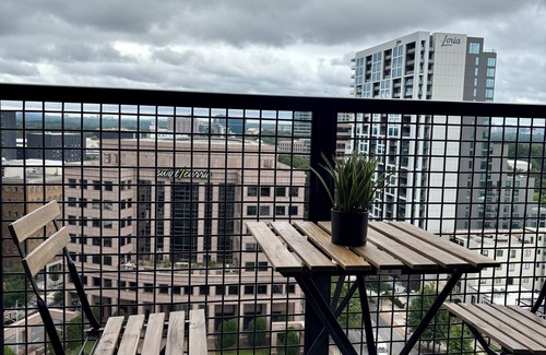 Midtown Apartamento | 17th Floor Luxe Midtown Views + Pool + Gym