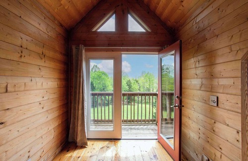 Fairview Cabina | Luxury Log House set on Secluded 18-Acre Site