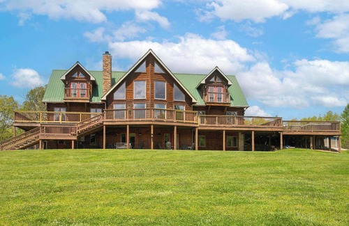 Fairview Cabina | Luxury Log House set on Secluded 18-Acre Site