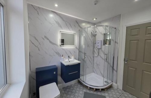 Anfield Casa | 18 Anfield 5 min walk Sleeps 7 4BR 5Bed 3Bathrms