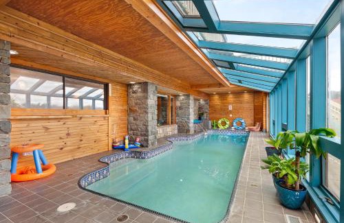 East Stroudsburg Casa | 18 bd w Indoor Pool Hottub & Sauna - Mystery Room