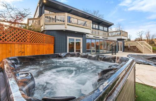 East Stroudsburg Casa | 18 bd w Indoor Pool Hottub & Sauna - Mystery Room