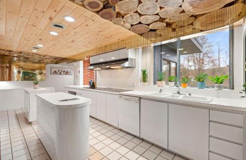 East Stroudsburg Casa | 18 bd w Indoor Pool Hottub & Sauna - Mystery Room