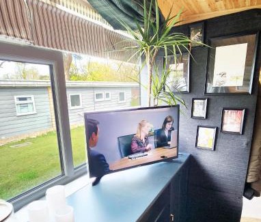 Bucks Cross Apartamento | 18 Bucklands - Cosy 5-Star Chalet - Starlink Wi-Fi - Coastal Woodland