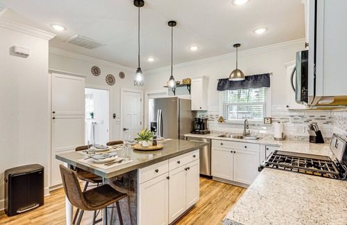 Tallahassee Cabaña | 18 Mi to FSU: Quaint Cottage on 8 Acres w/ Grill!