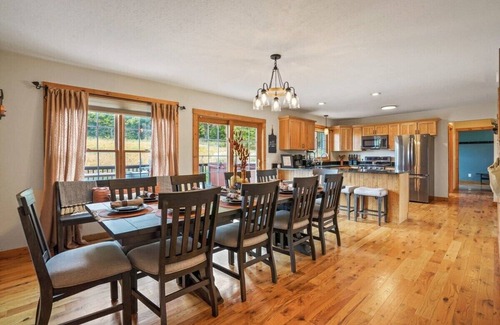 Logan Cabina | 18 Person Retreat-Swimming pond, Hot tub, Fire pit, Pool Table and more!