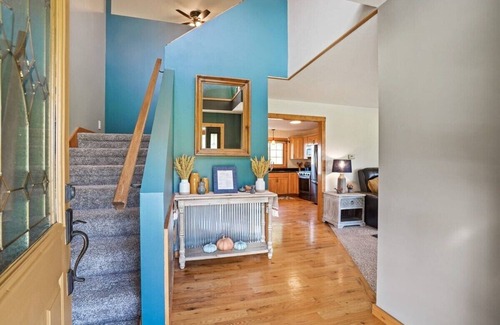 Logan Cabina | 18 Person Retreat-Swimming pond, Hot tub, Fire pit, Pool Table and more!