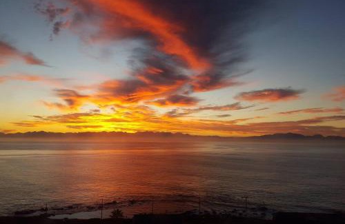 Glencairn Apartamento | 18 Steps - Seaside Cottage with breathtaking views