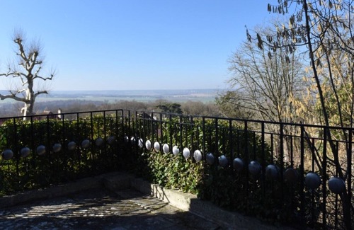 Neauphle-le-Chateau Casa | Relevo del siglo XVIII