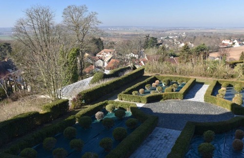 Neauphle-le-Chateau Casa | Relevo del siglo XVIII