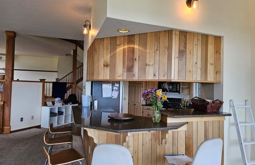 White River Junction Casa | 180-degree panoramic views of Vermont's mountains from the living room and Deck