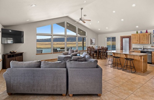 Quincy Casa | 180 degree unobstructed breathtaking panoramic view of the Columbia River.