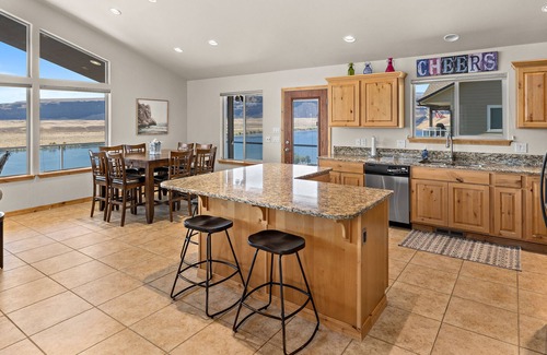 Quincy Casa | 180 degree unobstructed breathtaking panoramic view of the Columbia River.