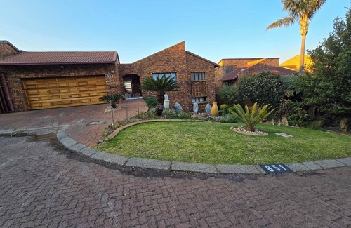 Constantia Kloof Casa | 180 Degrees View on The Kloof – 5-Bedroom Luxury Home with a View in Roodepoort