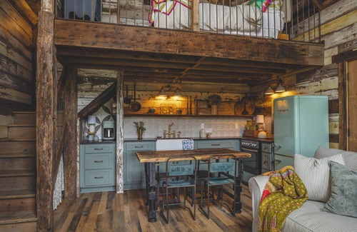 Loganville Casa | 1800s Charm with Modern Perks