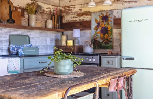 Loganville Casa | 1800s Charm with Modern Perks