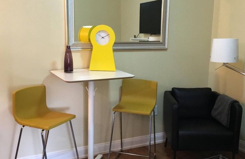 Industry Apartamento | Moderna marca Apt / estacionamiento disponible- 20 min a Nueva York