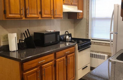 Industry Apartamento | 1817 5A · Apt. Mágico de 2 camas / 20 minutos hasta la disponibilidad de estacionamiento en Nueva York.