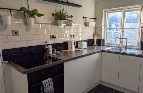 Swindon Apartamento | 1840's Railway Cottage - Sleeps 4 & Parking