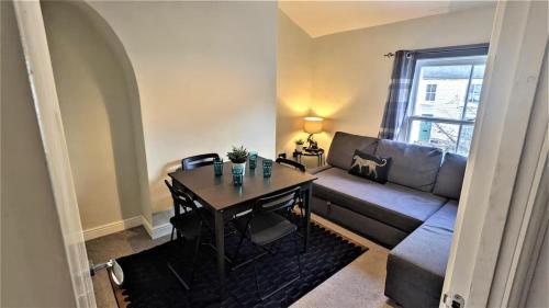Swindon Apartamento | 1840's Railway Cottage - Sleeps 4 & Parking