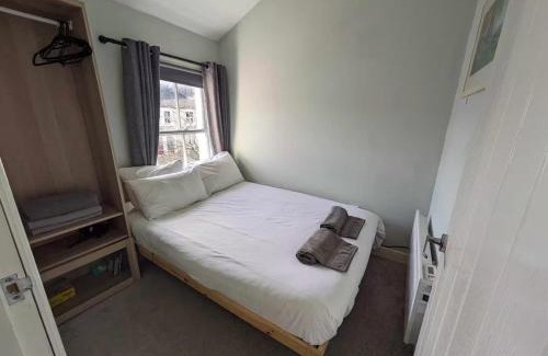 Swindon Apartamento | 1840's Railway Cottage - Sleeps 4 & Parking
