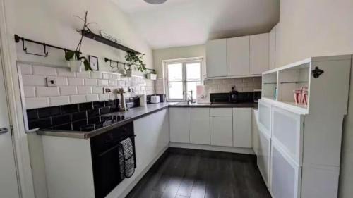 Swindon Apartamento | 1840's Railway Cottage - Sleeps 4 & Parking