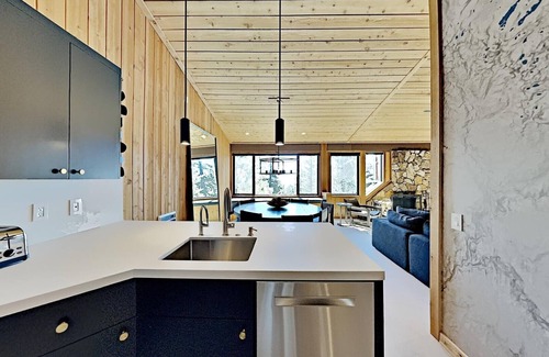 Mammoth Lakes Condominio | 1849 Condos - Spacious 3 Bedrooms with Outdoor Pool & 3 Hot Tubs