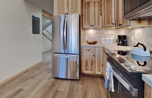 Mammoth Lakes Condominio | 1849 Condos - Spacious 3 Bedrooms with Outdoor Pool & 3 Hot Tubs