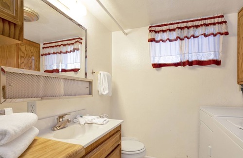 Whispering Forest Cabina | 1850-haven Hideaway 3 Bedroom Home by Redawning