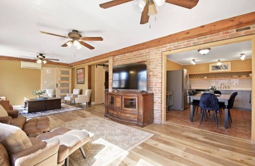 Rocheport Casa | 1855 Charm Meets 2024 Technology