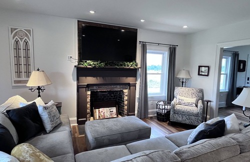 Luray Otro | 1875 FARMHOUSE completely renovated with a spectacular Blue Ridge Mountain view!