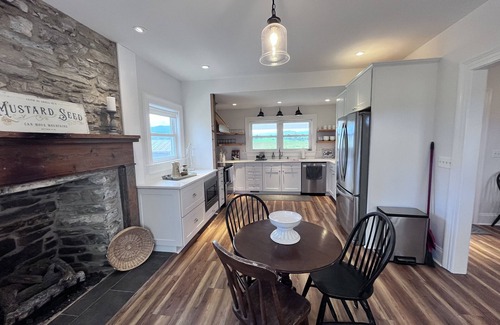 Luray Otro | 1875 FARMHOUSE completely renovated with a spectacular Blue Ridge Mountain view!