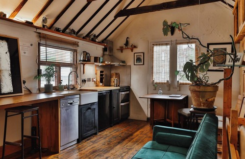 Haringey Cabaña | 1880s Coach House – Pet‑Friendly & Off-Road Parking