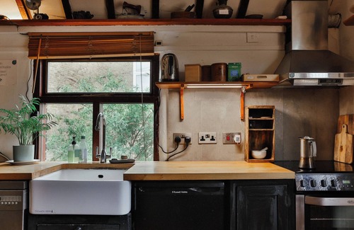 Haringey Cabaña | 1880s Coach House – Pet‑Friendly & Off-Road Parking