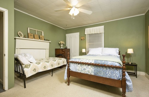 Clio Cama Y Desayuno | 1887 West Virginia Farm House-Strawberry Farm B&B